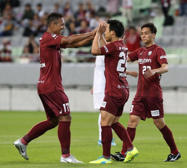神戸-福岡大　後半９分、ゴールを決め、喜ぶ神戸・三原（中央）とウェリントン（左）＝神戸市兵庫区、ノエビアスタジアム神戸（撮影・辰巳直之）