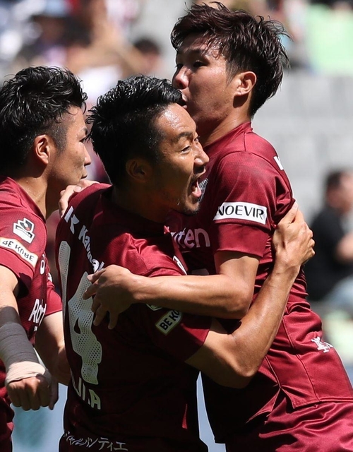 神戸-横浜Ｍ　前半１３分、先制点を決め三田啓貴（右）と抱き合って喜ぶ神戸の藤田直之（中央）＝ノエビアスタジアム神戸（撮影・吉田敦史）