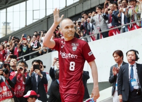 ５月２６日の歓迎イベントでサポーターに手を振るイニエスタ選手＝神戸市兵庫区御崎町１、ノエビアスタジアム神戸