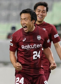 神戸-福岡大　後半、ゴールを決めて喜ぶ神戸・三原＝神戸市兵庫区、ノエビアスタジアム神戸（撮影・辰巳直之）