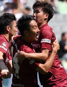 神戸-横浜Ｍ　前半１３分、先制点を決め三田啓貴（右）と抱き合って喜ぶ神戸の藤田直之（中央）＝ノエビアスタジアム神戸（撮影・吉田敦史）