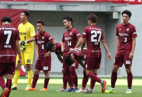横浜Ｍと引き分けて決勝トーナメント進出を逃し、肩を落とす神戸イレブン（撮影・吉田敦史）