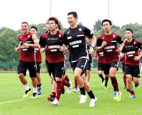 今季から神戸イレブンを指導する咲花正弥フィジカルコーチ（右から３人目）。けがの予防に力を発揮している＝神戸市西区、いぶきの森球技場