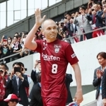 ５月２６日の歓迎イベントでサポーターに手を振るイニエスタ選手＝神戸市兵庫区御崎町１、ノエビアスタジアム神戸