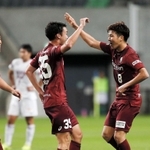 神戸-福岡大　前半、先制ゴールを決め、安井（３５）と喜ぶ神戸・三田（８）＝神戸市兵庫区、ノエビアスタジアム神戸（撮影・辰巳直之）