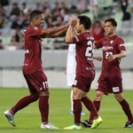 神戸-福岡大　後半９分、ゴールを決め、喜ぶ神戸・三原（中央）とウェリントン（左）＝神戸市兵庫区、ノエビアスタジアム神戸（撮影・辰巳直之）