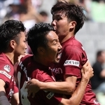 神戸-横浜Ｍ　前半１３分、先制点を決め三田啓貴（右）と抱き合って喜ぶ神戸の藤田直之（中央）＝ノエビアスタジアム神戸（撮影・吉田敦史）