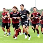 今季から神戸イレブンを指導する咲花正弥フィジカルコーチ（右から３人目）。けがの予防に力を発揮している＝神戸市西区、いぶきの森球技場