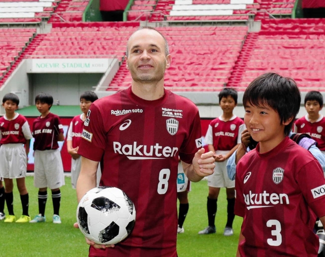 ５月の歓迎イベントで、子どもたちと交流し、笑顔を見せるイニエスタ＝神戸市兵庫区、ノエビアスタジアム神戸
