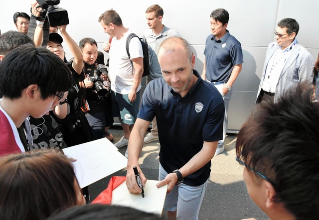 サポーターからのサインの求めに笑顔で応じるＪ１神戸のアンドレス・イニエスタ選手＝１８日午前、大阪府田尻町、関西空港第２ターミナル（撮影・田中靖浩）