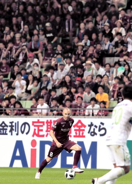 観客の大歓声を受け、ドリブルするアンドレス・イニエスタ選手＝２２日夜、神戸市兵庫区、ノエビアスタジアム神戸（撮影・吉田敦史）