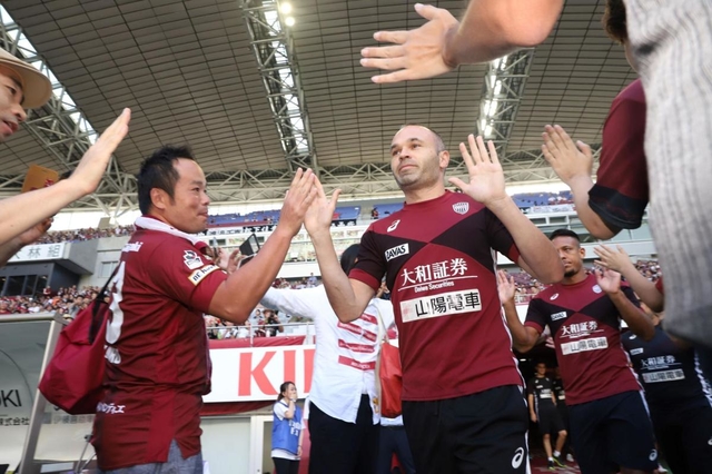 ウオームアップのためピッチに登場し、サポーターとハイタッチを交わすイニエスタ＝２２日午後５時１９分、ノエビアスタジアム神戸（撮影・吉田敦史）