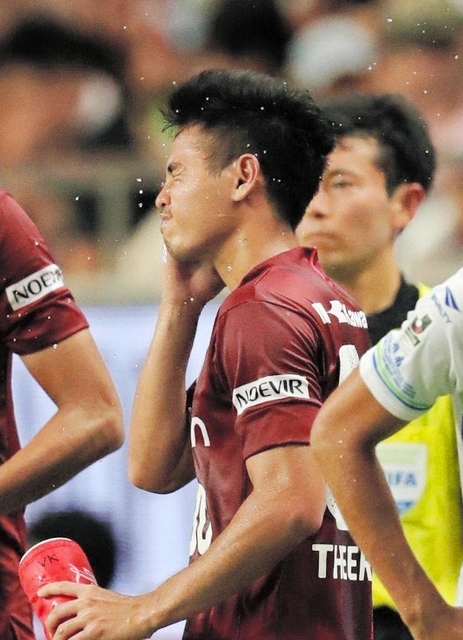 ２２日の湘南ベルマーレ戦で水分を補給するタイ出身のティーラトン選手＝神戸市兵庫区、ノエビアスタジアム神戸