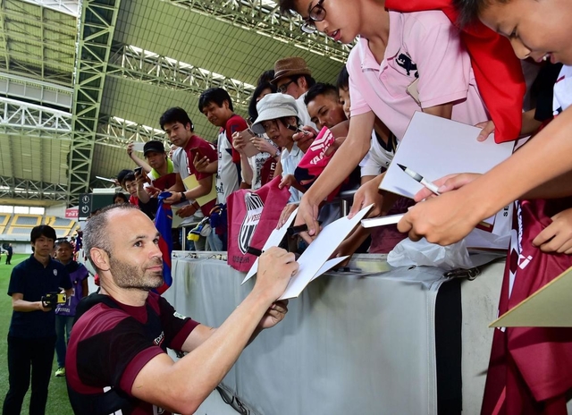 大勢のサポーターの前でサインの求めに応じるイニエスタ＝２５日午前、ノエスタ神戸（撮影・中西大二）