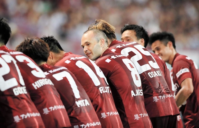 神戸-柏　後半、増山がゴールを決め、チームメイトと喜ぶイニエスタ（８）＝撮影・斎藤雅志