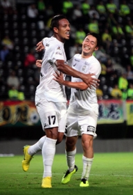 神戸-千葉　前半36分、２点目を決めた神戸のウェリントン（17）を祝福する安井（撮影・大盛周平）