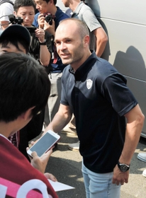 サポーターとの写真撮影に笑顔で応じるＪ１神戸のアンドレス・イニエスタ選手（右）＝１８日午前、大阪府田尻町、関西空港第２ターミナル（撮影・田中靖浩）