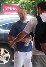 練習を終えて引き揚げるイニエスタ選手。吉田監督は起用を明言した＝２１日午後、神戸市西区、いぶきの森球技場