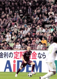 観客の大歓声を受け、ドリブルするアンドレス・イニエスタ選手＝２２日夜、神戸市兵庫区、ノエビアスタジアム神戸（撮影・吉田敦史）