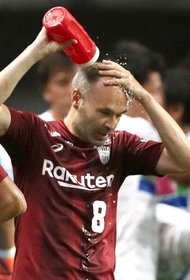 Ｊリーグデビューとなった湘南ベルマーレ戦で頭に水をかけるヴィッセル神戸のイニエスタ選手＝２２日、神戸市兵庫区、ノエビアスタジアム神戸（撮影・吉田敦史）