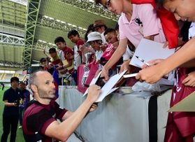 大勢のサポーターの前でサインの求めに応じるイニエスタ＝２５日午前、ノエスタ神戸（撮影・中西大二）