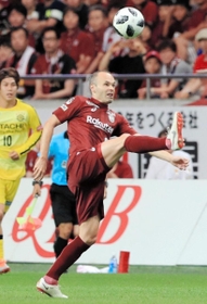 神戸-柏　前半、華麗な足技でボールを操る神戸のイニエスタ（撮影・斎藤雅志）