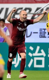 神戸-柏　後半、神戸の増山がゴールを決め、両手を上げて喜ぶイニエスタ＝撮影・斎藤雅志