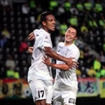 神戸-千葉　前半36分、２点目を決めた神戸のウェリントン（17）を祝福する安井（撮影・大盛周平）