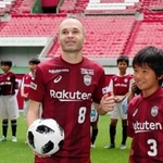 ５月の歓迎イベントで、子どもたちと交流し、笑顔を見せるイニエスタ＝神戸市兵庫区、ノエビアスタジアム神戸