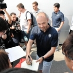 サポーターからのサインの求めに笑顔で応じるＪ１神戸のアンドレス・イニエスタ選手＝１８日午前、大阪府田尻町、関西空港第２ターミナル（撮影・田中靖浩）