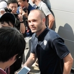 サポーターとの写真撮影に笑顔で応じるＪ１神戸のアンドレス・イニエスタ選手（右）＝１８日午前、大阪府田尻町、関西空港第２ターミナル（撮影・田中靖浩）