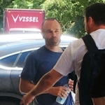 練習を終えて引き揚げるイニエスタ選手。吉田監督は起用を明言した＝２１日午後、神戸市西区、いぶきの森球技場