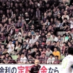 観客の大歓声を受け、ドリブルするアンドレス・イニエスタ選手＝２２日夜、神戸市兵庫区、ノエビアスタジアム神戸（撮影・吉田敦史）