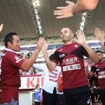 ウオームアップのためピッチに登場し、サポーターとハイタッチを交わすイニエスタ＝２２日午後５時１９分、ノエビアスタジアム神戸（撮影・吉田敦史）