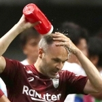 Ｊリーグデビューとなった湘南ベルマーレ戦で頭に水をかけるヴィッセル神戸のイニエスタ選手＝２２日、神戸市兵庫区、ノエビアスタジアム神戸（撮影・吉田敦史）