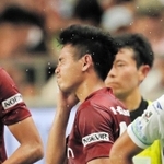 ２２日の湘南ベルマーレ戦で水分を補給するタイ出身のティーラトン選手＝神戸市兵庫区、ノエビアスタジアム神戸