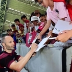 大勢のサポーターの前でサインの求めに応じるイニエスタ＝２５日午前、ノエスタ神戸（撮影・中西大二）