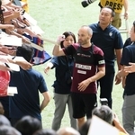 大勢のサポーターの前でサインの求めに応じるイニエスタ＝２５日午前、ノエスタ神戸（撮影・中西大二）