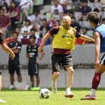 一般公開練習で神戸のチームメートと連係を深めるイニエスタ（中央）＝撮影・中西大二