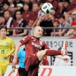 神戸-柏　前半、華麗な足技でボールを操る神戸のイニエスタ（撮影・斎藤雅志）