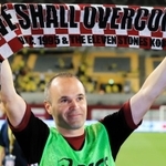 試合後、サポーターから渡されたタオルを笑顔で掲げるイニエスタ（撮影・斎藤雅志）