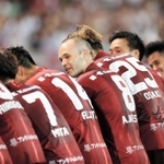 神戸-柏　後半、増山がゴールを決め、チームメイトと喜ぶイニエスタ（８）＝撮影・斎藤雅志