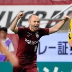 神戸-柏　後半、神戸の増山がゴールを決め、両手を上げて喜ぶイニエスタ＝撮影・斎藤雅志