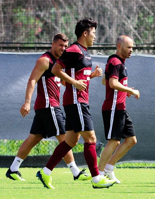 ともに練習する神戸の元スペイン代表イニエスタ（右）と元ドイツ代表ポドルスキ（左）＝神戸市西区、いぶきの森球技場