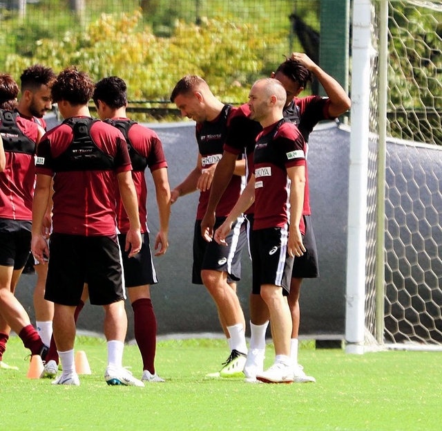 １１日のホーム磐田戦に向けた練習に参加したイニエスタとポドルスキ＝８日、神戸市西区、いぶきの森球技場