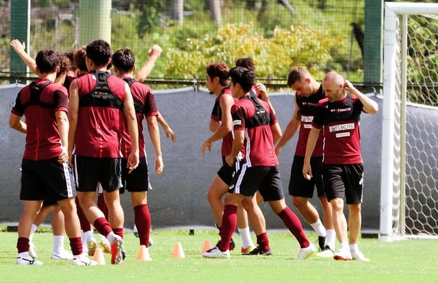 １１日のホーム磐田戦に向けた練習に参加したイニエスタとポドルスキ＝８日、神戸市西区、いぶきの森球技場