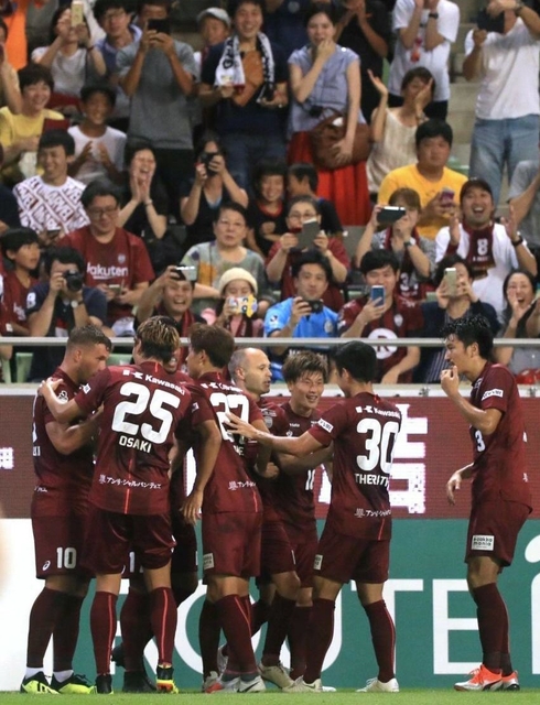 神戸ー磐田　前半、イニエスタの先制ゴールを喜ぶ神戸イレブン＝１１日夜、神戸市兵庫区、ノエビアスタジアム神戸（撮影・大森　武）