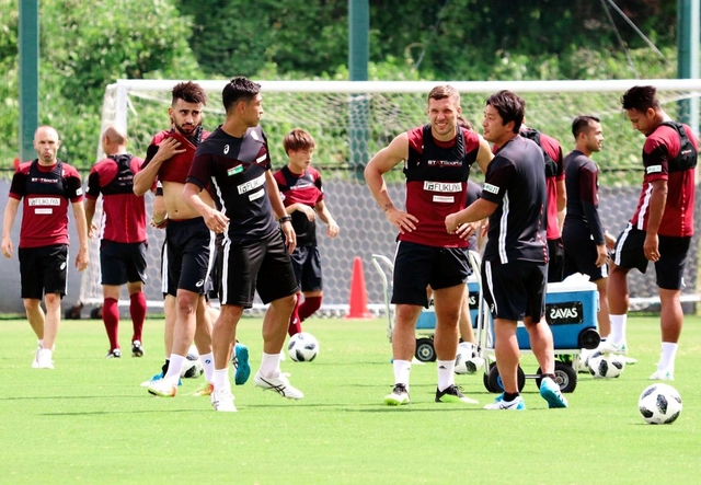 多国籍化が進むＪ１神戸。イニエスタ選手（左端）やポドルスキ選手（中央右）ら海外６カ国から６人が集う＝神戸市西区、いぶきの森球技場