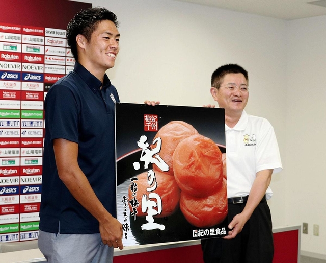 和歌山県上富田町の奥田誠町長（右）と記念撮影するＤＦ宮大樹。チームには梅干しが贈られた＝神戸市兵庫区御崎町１、ノエビアスタジアム神戸