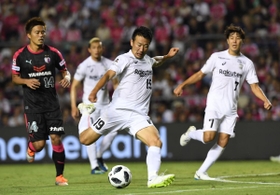 前半３７分、ゴール中央からシュートを放つＦＷ渡辺＝キンチョウスタジアム（撮影・中西大二）